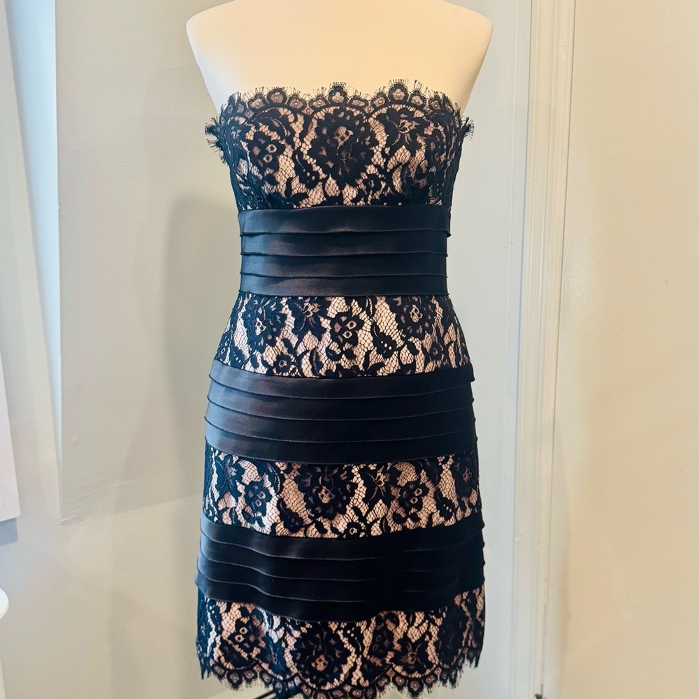 BCBGMaxazria elegant Black Lace and Cream underlay Strapless Dress. Size 8P